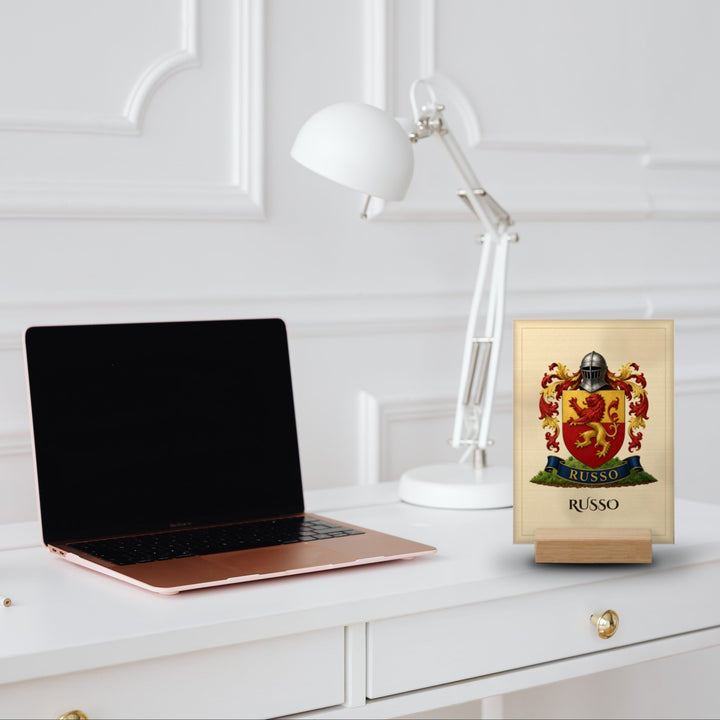 Personalisierte Wappen-Tischplatte auf Eichenständer auf einem Schreibtisch im Homeoffice